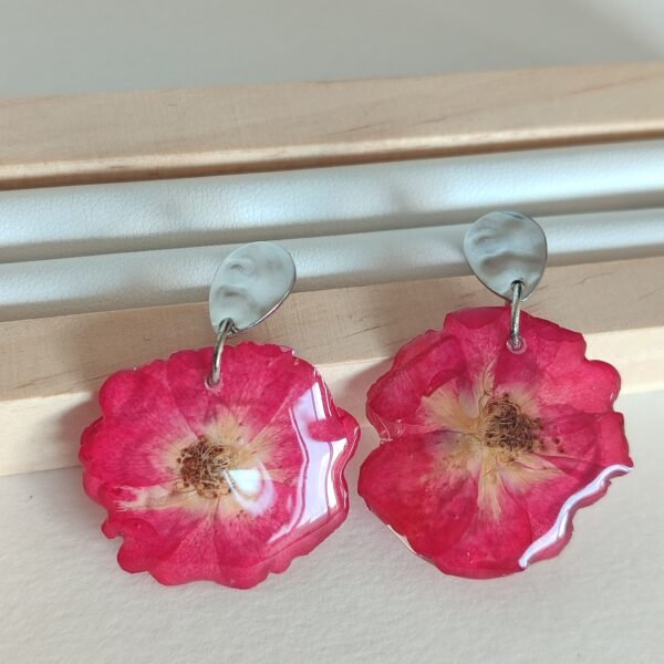 Pendientes con unas ROSAS ROJAS encapsuladas en resina