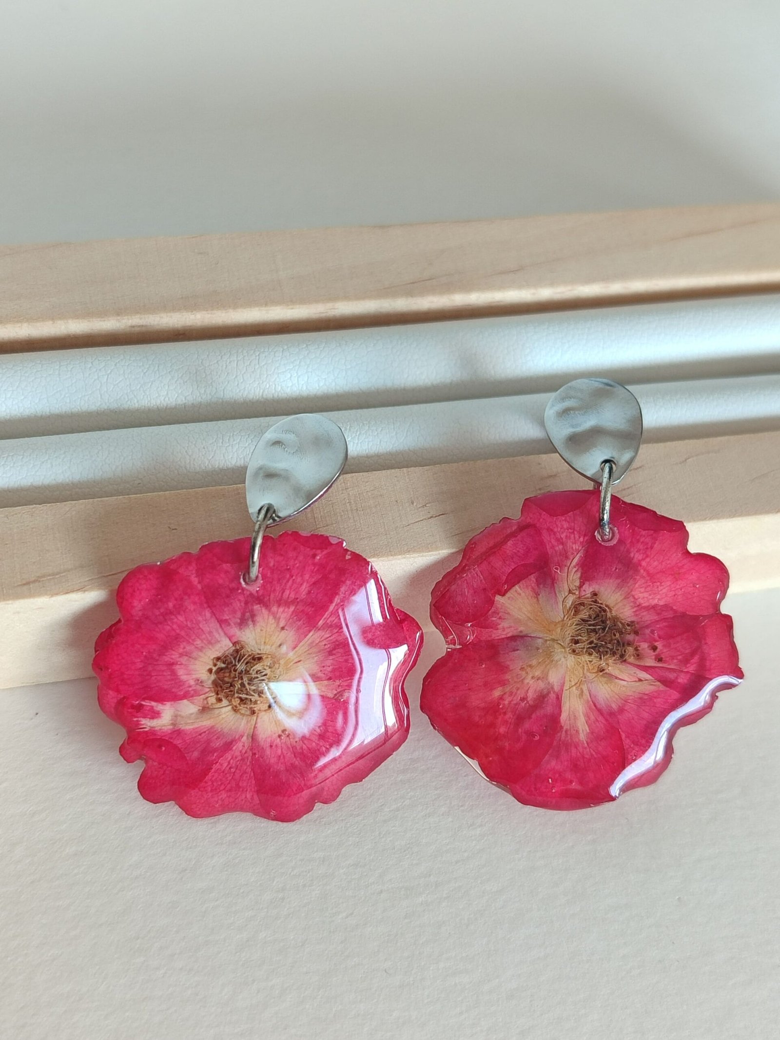 Pendientes con unas ROSAS ROJAS encapsuladas en resina