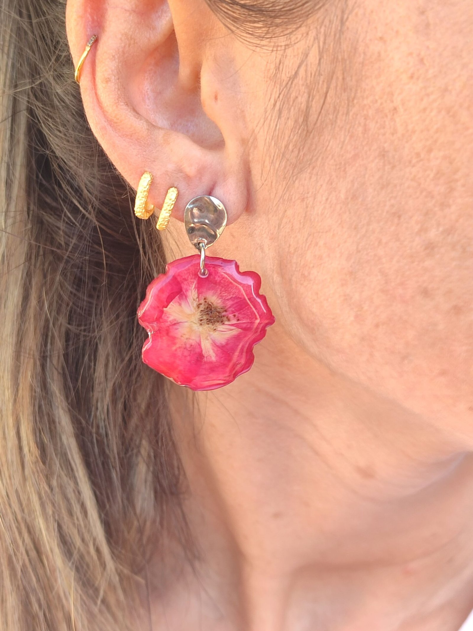 Pendientes con unas ROSAS ROJAS encapsuladas en resina