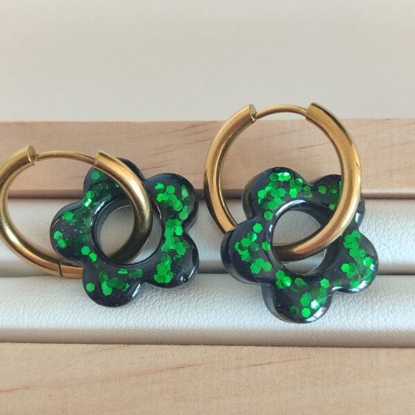 Pendientes en FORMA DE CHARM DE FLOR con PURPURINA VERDE (se incluye aro)