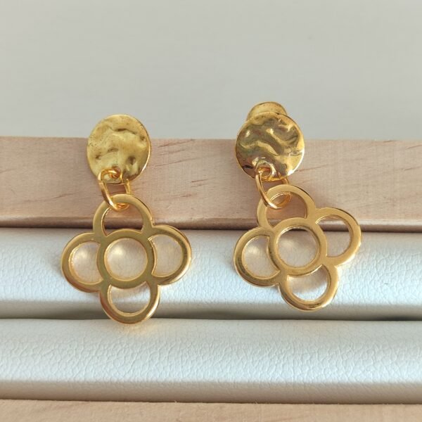 Pendientes con un APLIQUE DEL PANOT DE BARCELONA en dorado