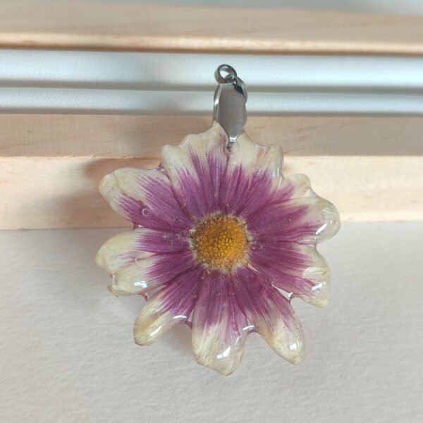Colgante con una FLOR DE CRISANTEMO lila, encapsulada en resina