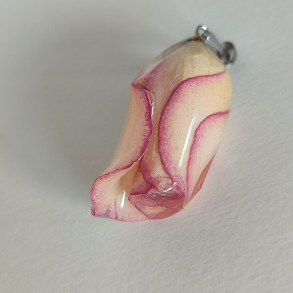 Colgante con una ROSA REAL encapsulada en resina