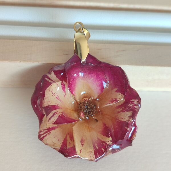 Colgante con una ROSA BICOLOR encapsulada en resina