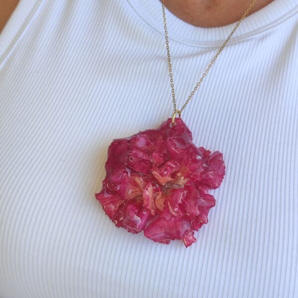 Colgante con un CLAVEL ROSA FUCSIA encapsulado en resina