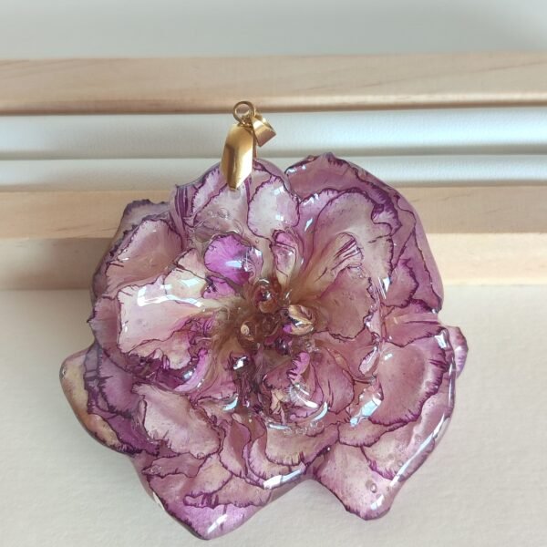 Colgante con un CLAVEL BLANCO Y LILA encapsulado en resina