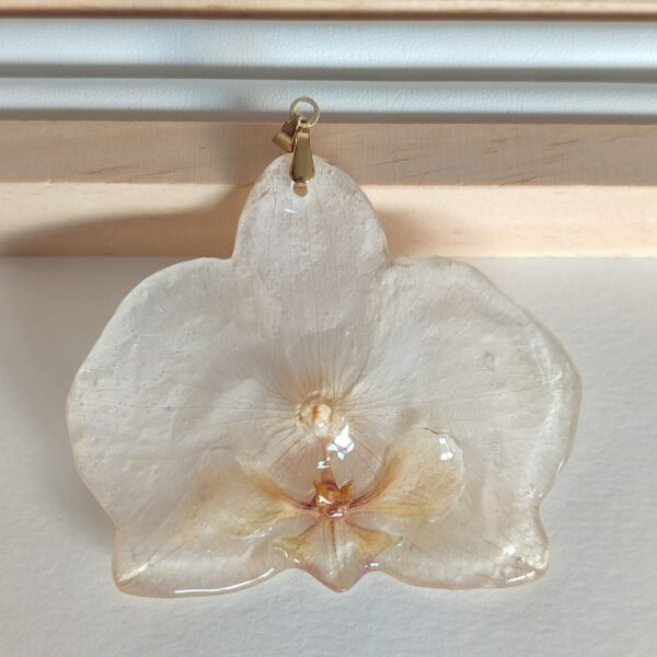 Colgante con una ORQUÍDEA BLANCA encapsulada en resina