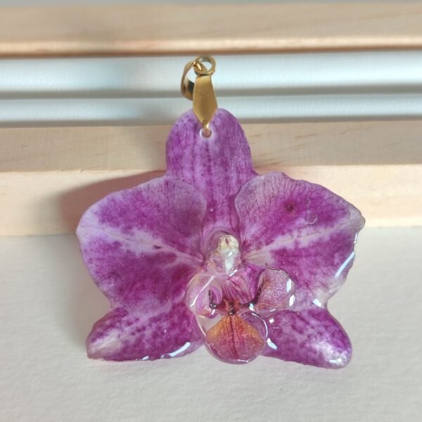 Colgante con una ORQUÍDEA LILA encapsulada en resina
