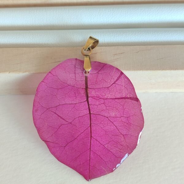 Colgante con una FLOR DE BUGANVILLA encapsulada en resina