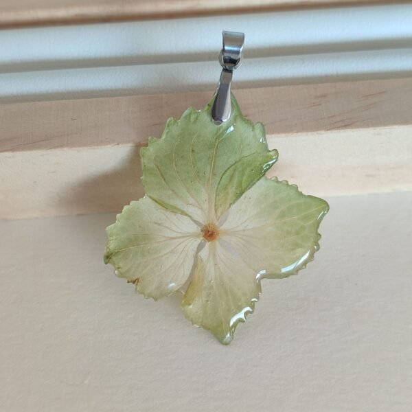 Colgante con una FLOR DE HORTENSIA VERDE encapsulada en resina