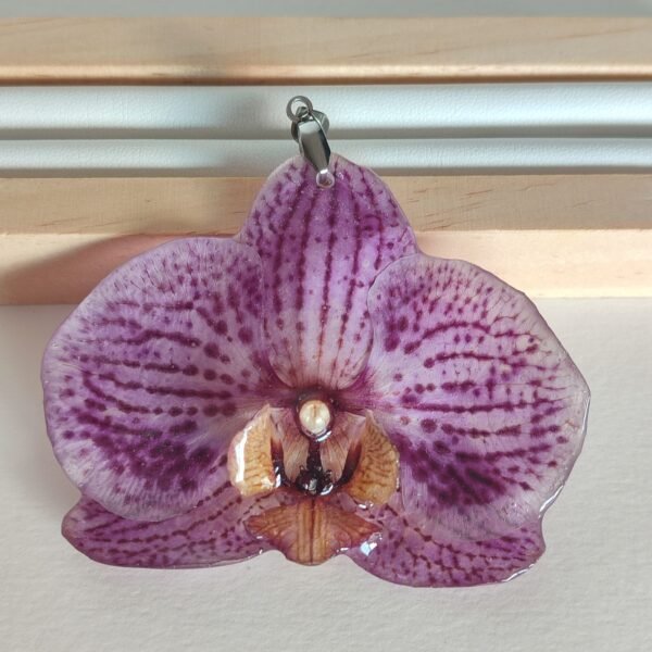 Colgante con una FLOR DE ORQUÍDEA LILA encapsulada en resina