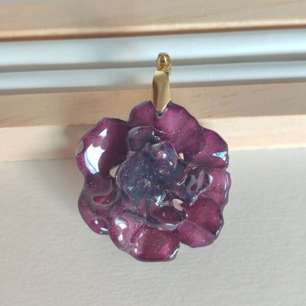 Colgante con un CLAVEL ROJO encapsulado en resina