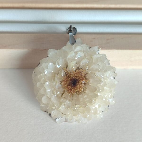Colgante con un CRISANTEMO BLANCO encapsulado en resina