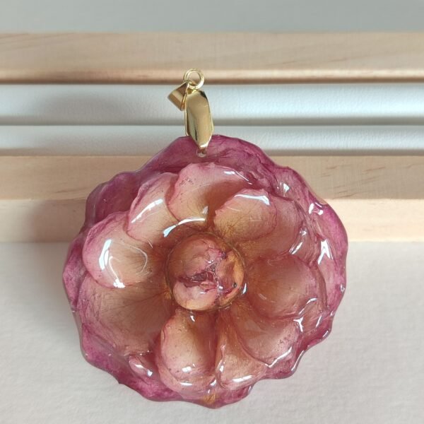 Colgante con una ROSA BICOLOR encapsulada en resina