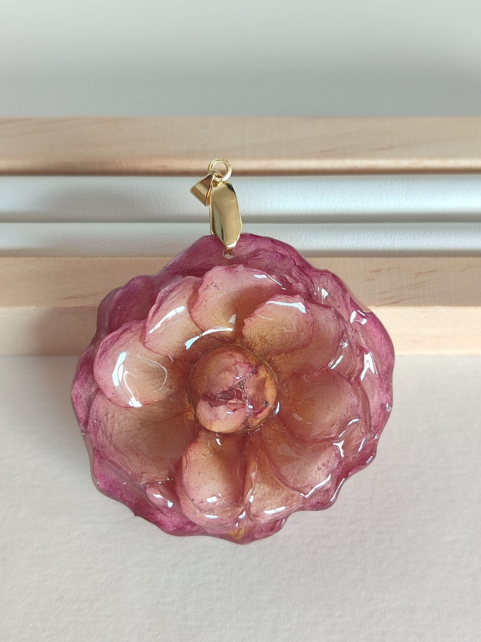 Colgante con una ROSA BICOLOR encapsulada en resina