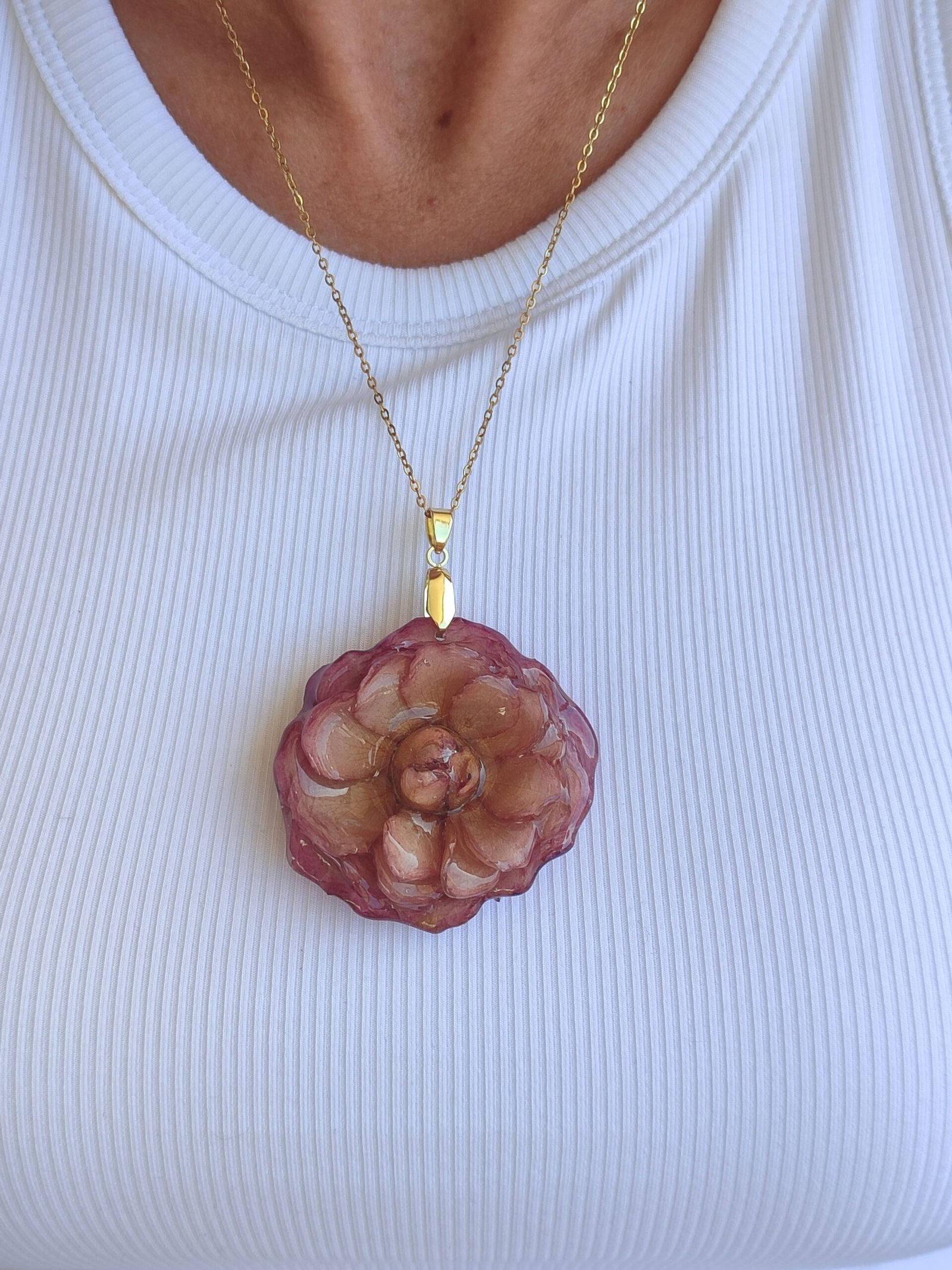 Colgante con una ROSA BICOLOR encapsulada en resina