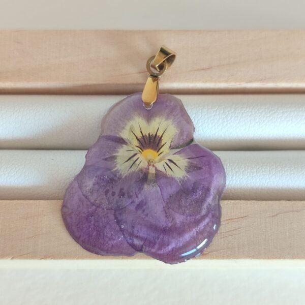 Colgante con una FLOR DE PENSAMIENTO encapsulada en resina