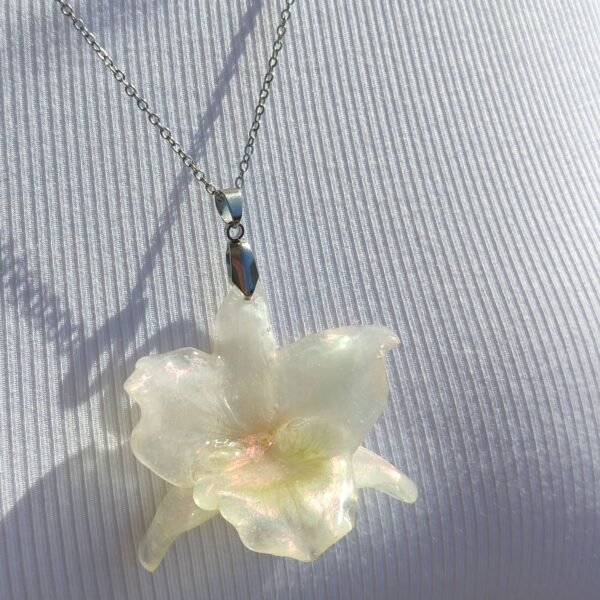 Colgante con una ORQUÍDEA DENDROBIUM encapsulada en resina