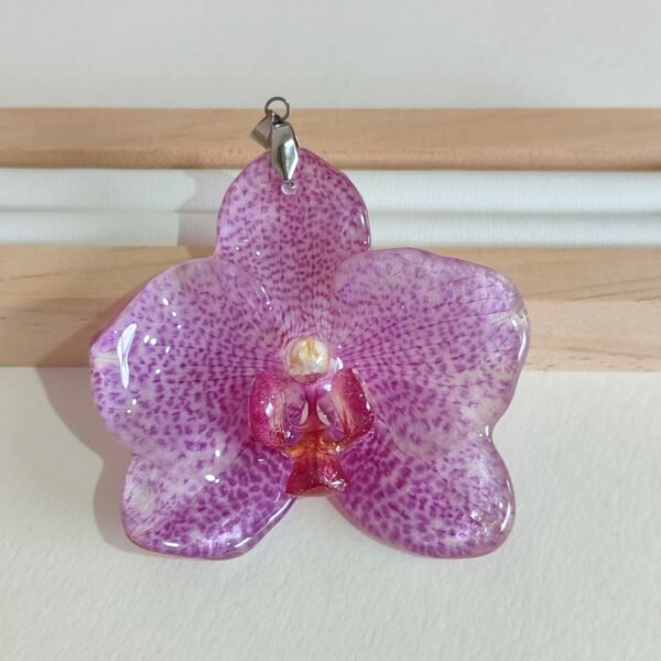 Colgante con una ORQUÍDEA MOTEADA real encapsulada en resina