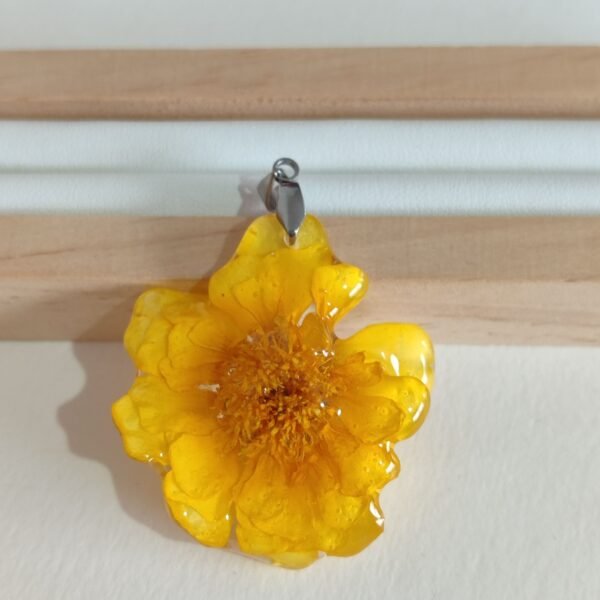 Colgante con un CLAVEL MORO AMARILLO encapsulado en resina