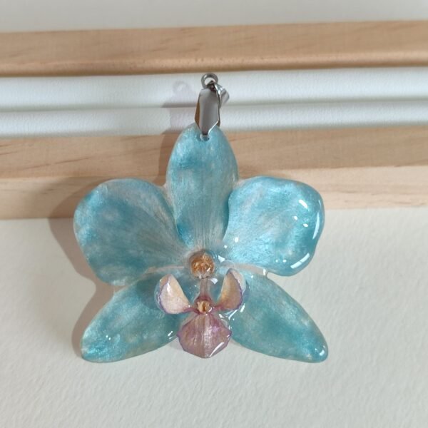 Colgante con una ORQUÍDEA real coloreada en AZUL con polvos mica