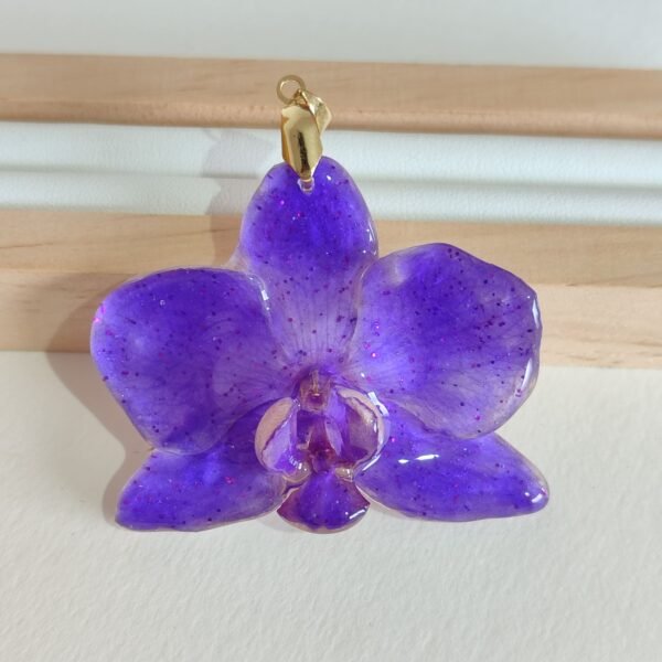 Colgante con una ORQUÍDEA real coloreada en LILA con polvos mica y PURPURINA