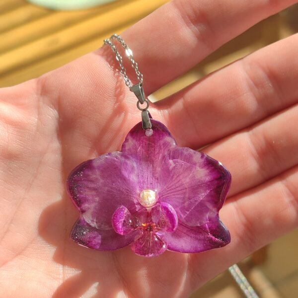 Colgante con una ORQUÍDEA MINI en color LILA encapsulada en resina