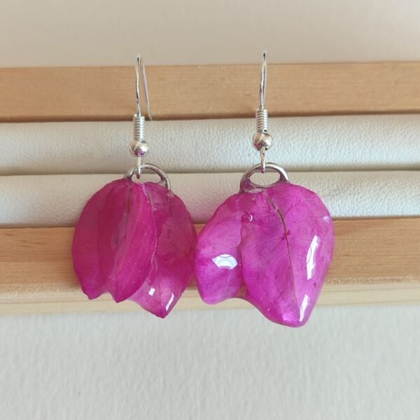 Pendientes con unas FLORES DE BUGANVILLA completas secada en relieve y encapsuladas en resina