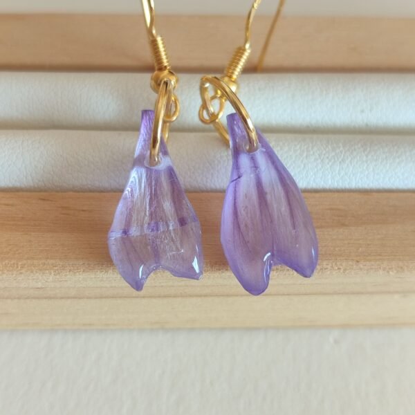 Pendientes con unos PÉTALOS DE FLOR DE MALVA, prensados y encapsulados en resina.