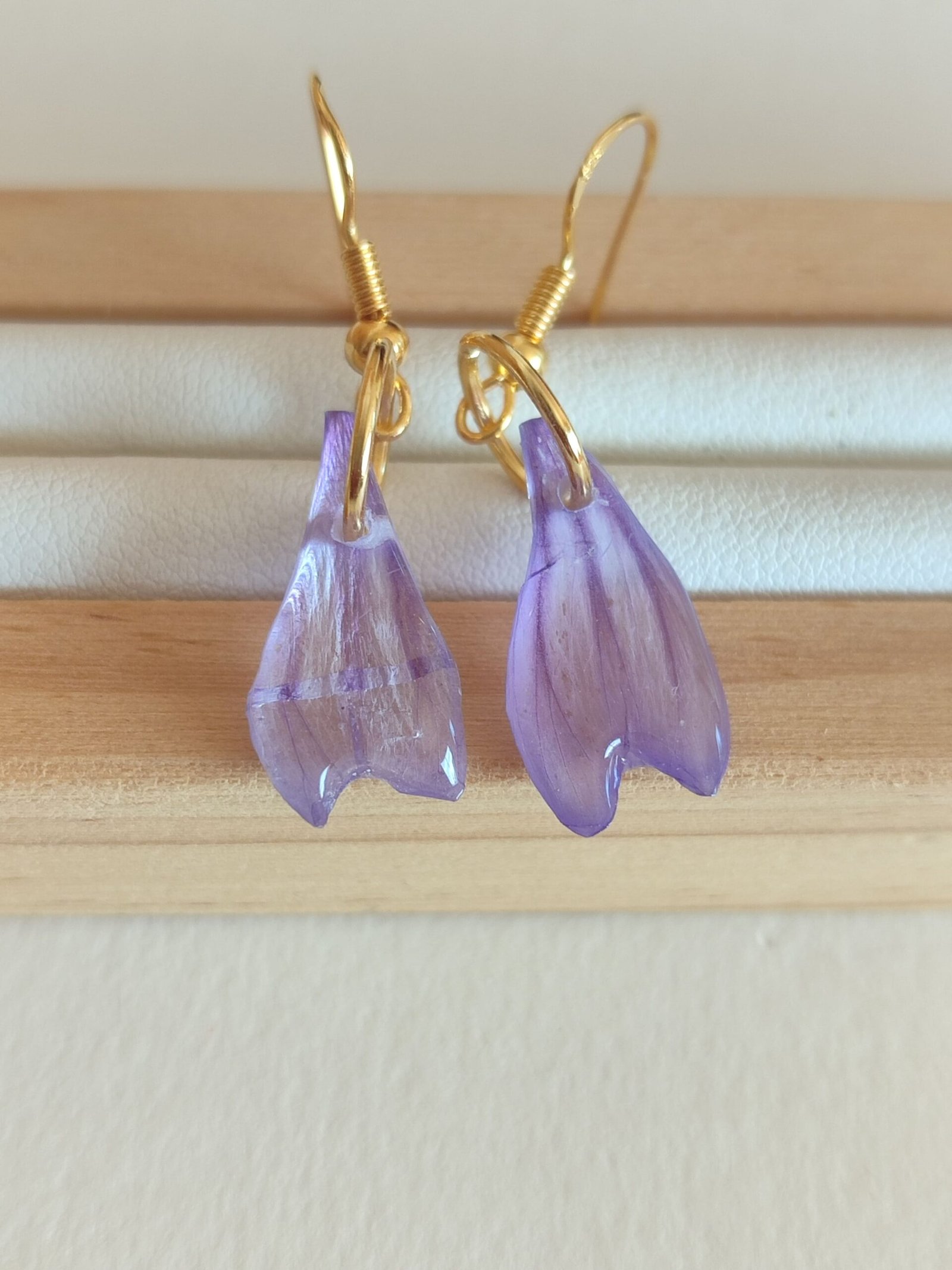 Pendientes con unos PÉTALOS DE FLOR DE MALVA, prensados y encapsulados en resina.