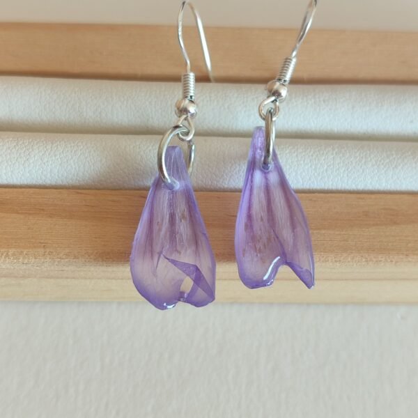 Pendientes con unos PÉTALOS DE FLOR DE MALVA, prensados y encapsulados en resina.