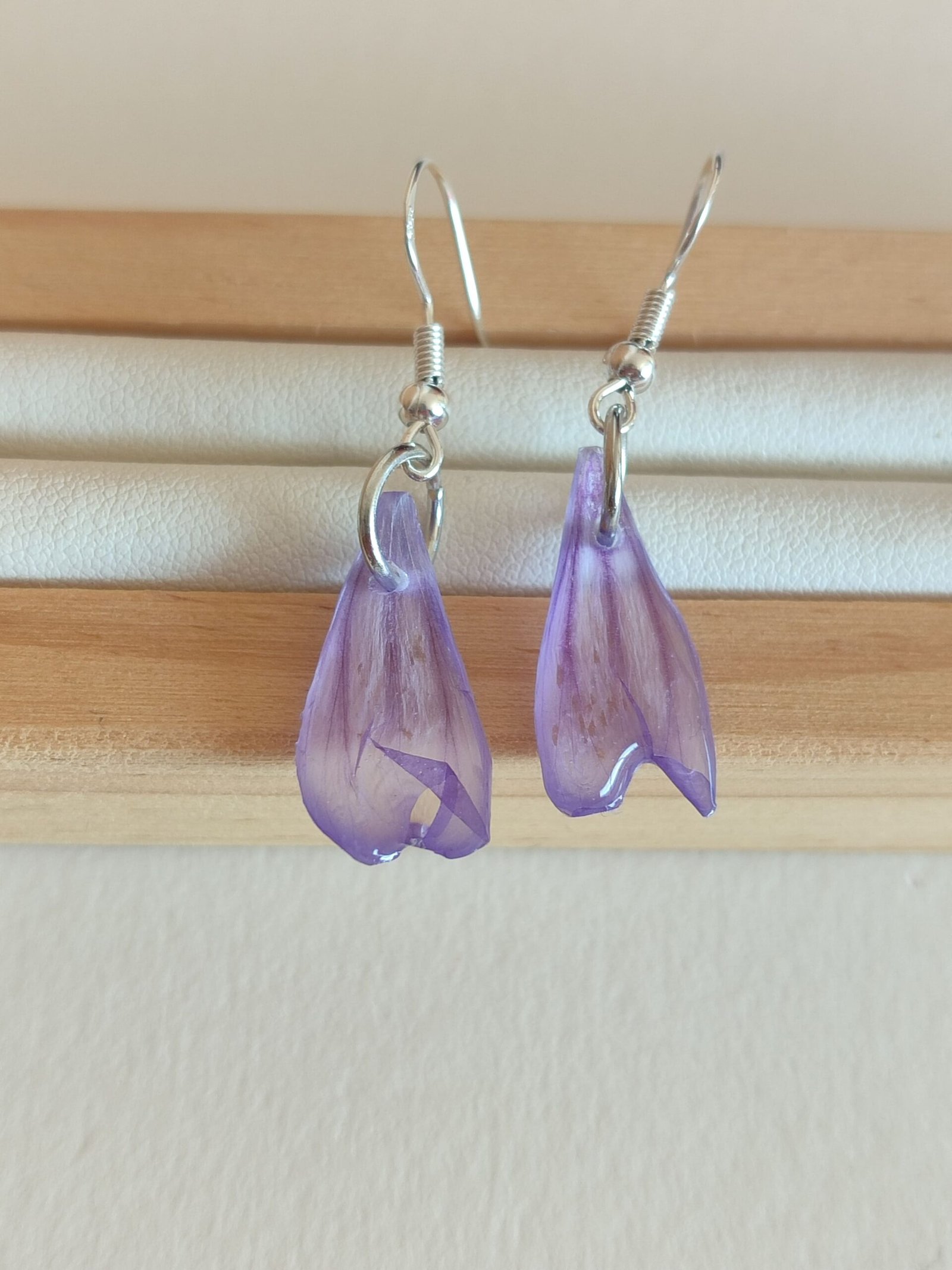 Pendientes con unos PÉTALOS DE FLOR DE MALVA, prensados y encapsulados en resina.